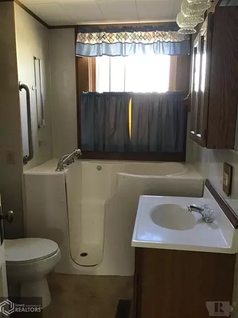 503 E Ninth St, Vinton, IA 52349 photo 9