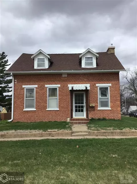 823 Fourth St E, Vinton, IA 52349 photo 1