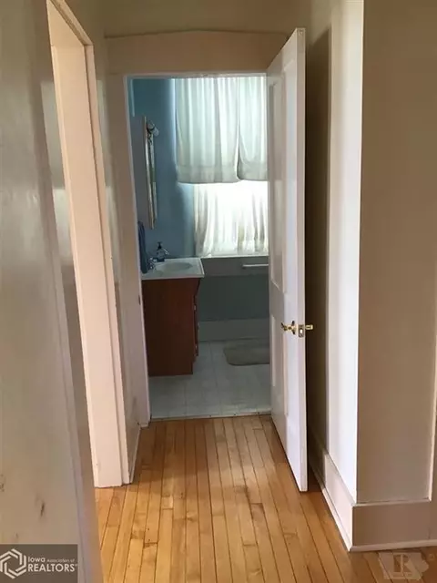 823 Fourth St E, Vinton, IA 52349 photo 8