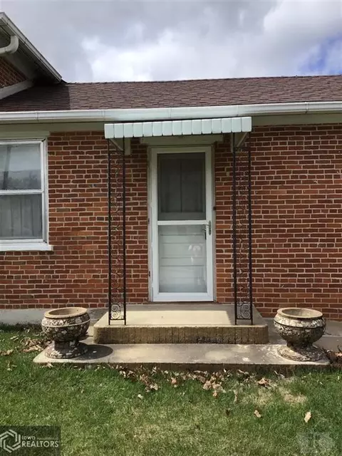 823 Fourth St E, Vinton, IA 52349 photo 3