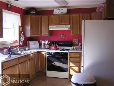 513 E Pershing Dr, Brooklyn, IA 52211 photo 3