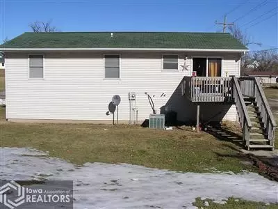513 E Pershing Dr, Brooklyn, IA 52211 photo 2