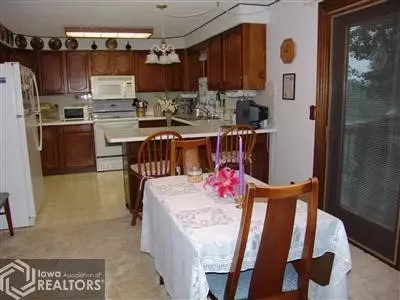 201 2nd St, Deep River, IA 52222 photo 7