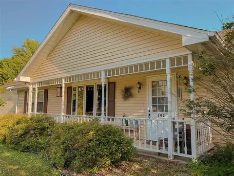 202 12th Ave NW, Hampton, IA 50441 photo 2
