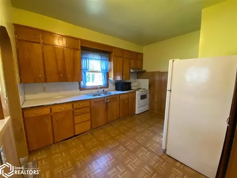 19 7th St NE, Hampton, IA 50441 photo 2
