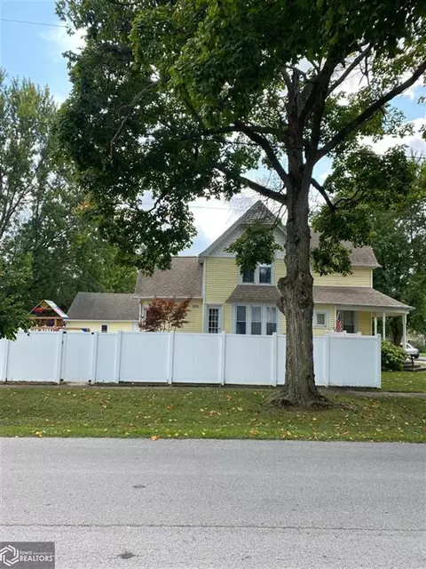 902 Wabash Ave, Carthage, IL 62321 photo 3