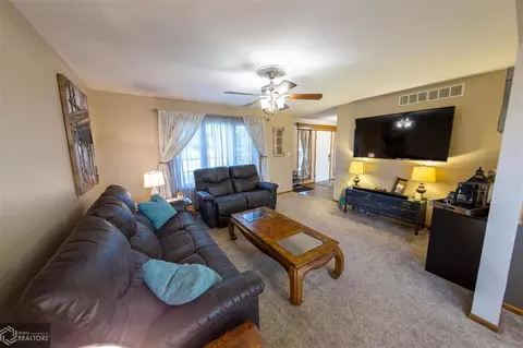 5309 Thackeray Dr, Ames, IA 50014 photo 3