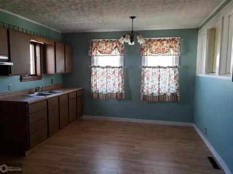 111 E Walnut St, Eldon, IA 52554 photo 8