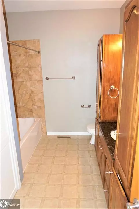519 E Bluff St, Carroll, IA 51401 photo 9