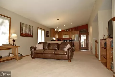 321 6th St SE, Hampton, IA 50441 photo 3