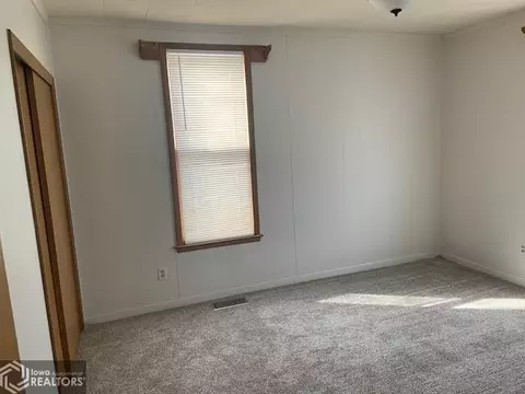 113 E Walnut St, Eldon, IA 52554 photo 7