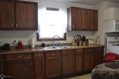 103 2nd St, Garwin, IA 50632 photo 4
