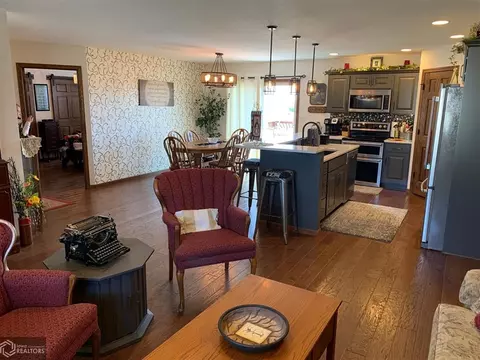 295 E Cardinal St, Garner, IA 50438 photo 5