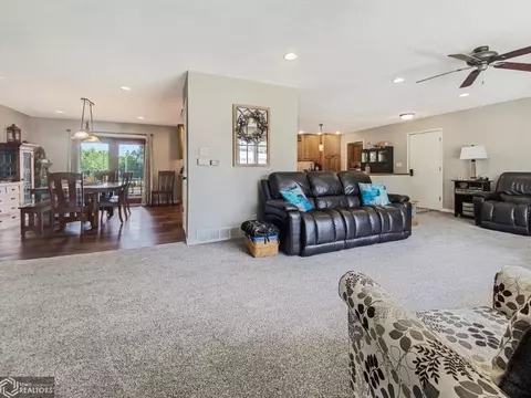 937 Glendale Park Dr, Hampton, IA 50441 photo 4