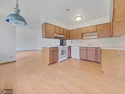 819 Central Ave W, Hampton, IA 50441 photo 2