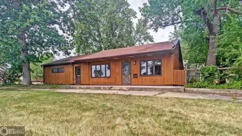 819 Central Ave W, Hampton, IA 50441 photo 1
