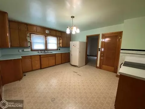 1250 Lark Ave, Hampton, IA 50441 photo 2