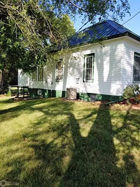 409 W Walnut St, Eldon, IA 52554 photo 3