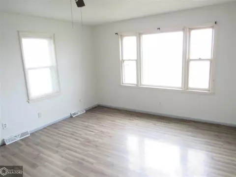 1807 30th St, Eldon, IA 52554 photo 3