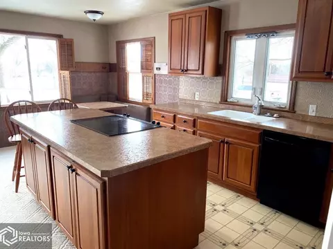 302 2nd St, Garwin, IA 50632 photo 4