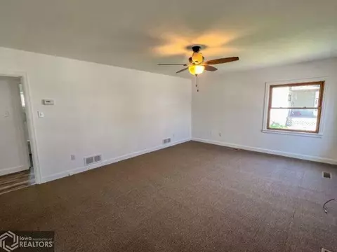 309 3rd St SW, Hampton, IA 50441 photo 4