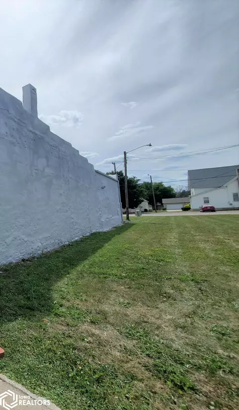 106 S Main St, Lenox, IA 50851