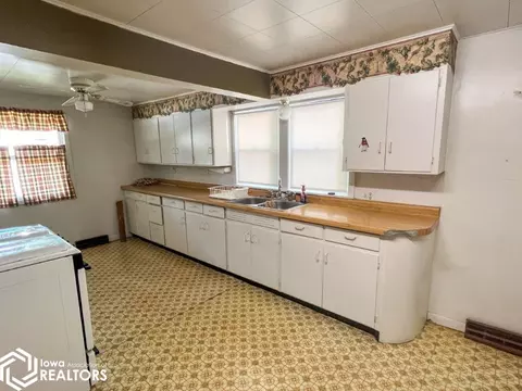 708 1st St NE, Hampton, IA 50441 photo 5