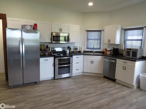 526 2nd St, Dedham, IA 51440 photo 3