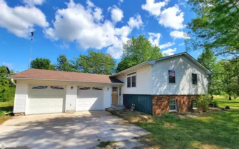 2942 Country Acres Dr, Danville, IA 52623