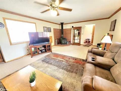 303 2nd St SE, Hampton, IA 50441 photo 3