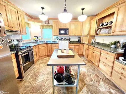 303 2nd St SE, Hampton, IA 50441 photo 17