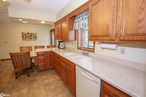 324 E Ave, Nevada, IA 50201 photo 7