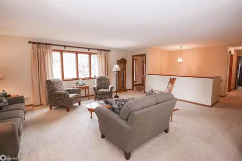 324 E Ave, Nevada, IA 50201 photo 4