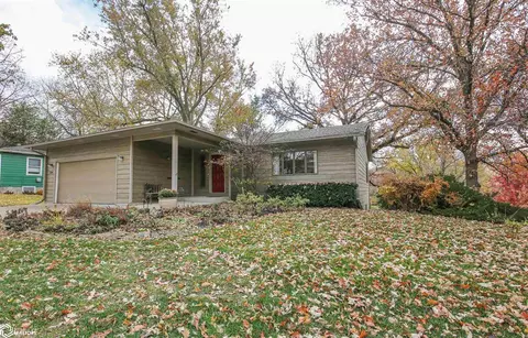 324 E Ave, Nevada, IA 50201 photo 2