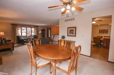 324 E Ave, Nevada, IA 50201 photo 6