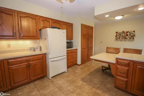 324 E Ave, Nevada, IA 50201 photo 8