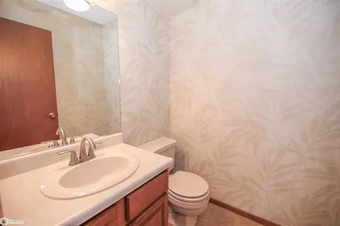 324 E Ave, Nevada, IA 50201 photo 12