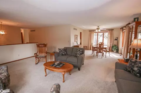 324 E Ave, Nevada, IA 50201 photo 5