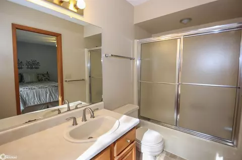 324 E Ave, Nevada, IA 50201 photo 15
