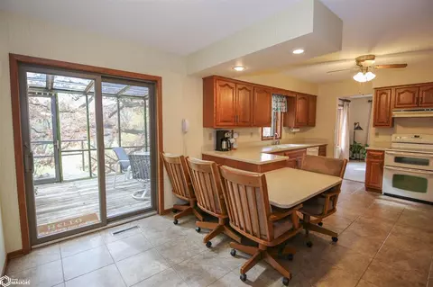 324 E Ave, Nevada, IA 50201 photo 9