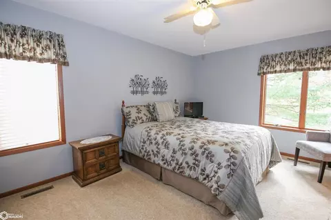 324 E Ave, Nevada, IA 50201 photo 13