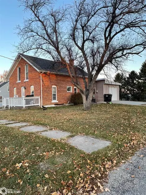 909 E 5th St, Vinton, IA 52349