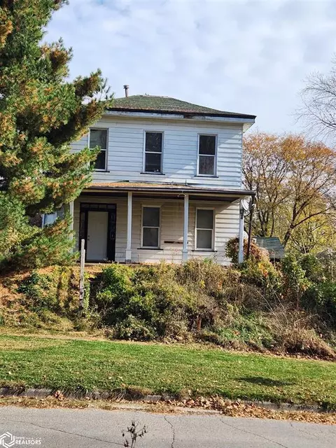 802 S 5th St, Burlington, IA 52601