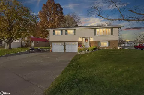 1522 Airlane Dr, Burlington, IA 52601