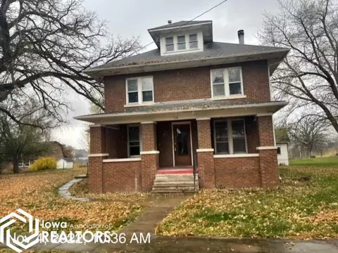 110 N Adams St, Wayland, IA 52654