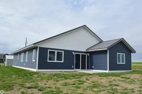 2014 S 32nd St, Clear Lake, IA 50428