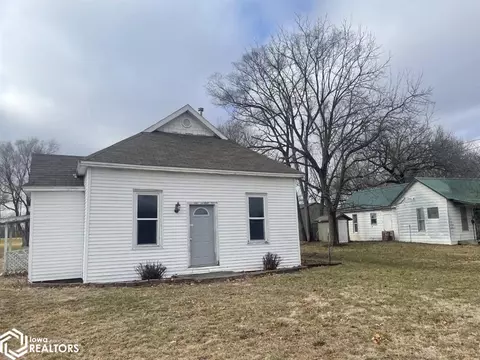 912 N 3rd St, Eddyville, IA 52553