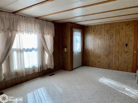 611 S Maple St, Creston, IA 50801 photo 6