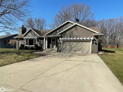 109 35th Pl W, Clear Lake, IA 50428