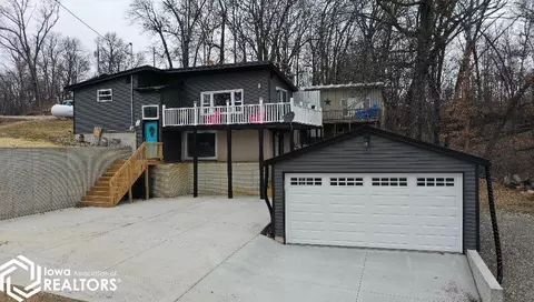 4172 Woodland Hills Dr, Brooklyn, IA 52211